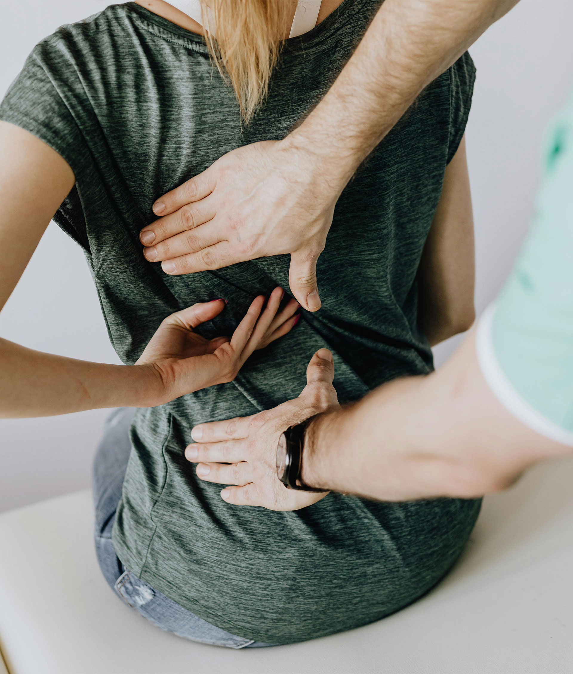 Behandlung vom Rücken einer Patientin